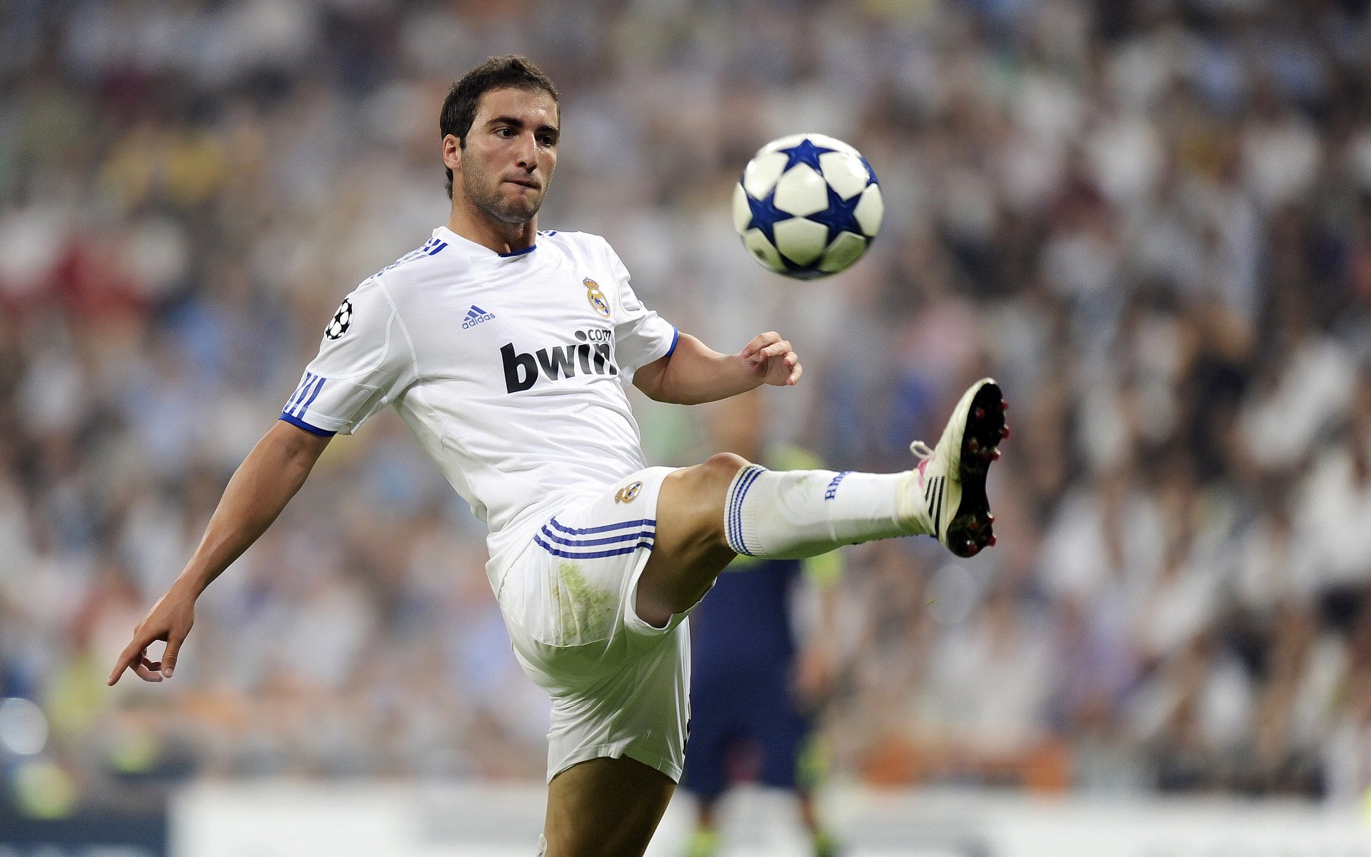 莱万状态火爆，钻石联赛八强战对阵山东泰山，广州队力争不败